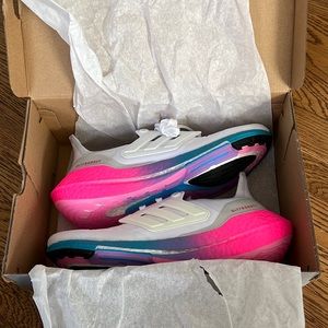 Adidas Ultraboost 22 - womens size 8